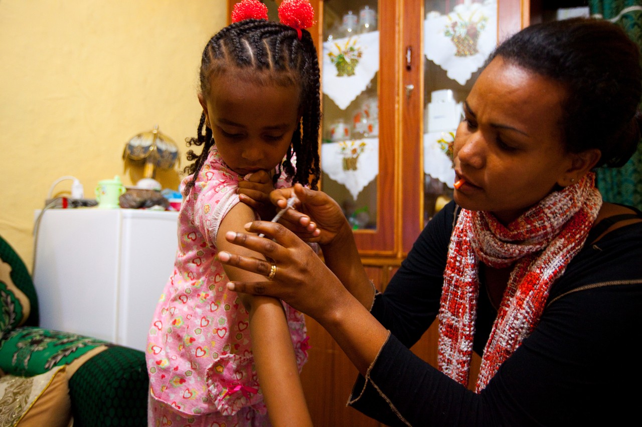 Saba Samuel ja hänen äitinsä. Etiopiassa asuvalla Saballa on tyypin 1 diabetes.